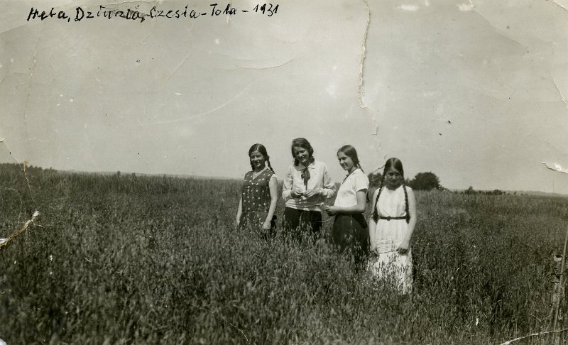 KKE 4959.jpg - Fot. W polu. Od lewej: pierwsza Halina Klimaszewska późniejsza Winnicka, Jadwiga Strumiłło, Czesława Troniewska (z domu Strumiłło) – siostra Jadwigi Rapackiej (z domu Strumiłło), Tola Klimaszewska późniejsza Syta, 1931 r.